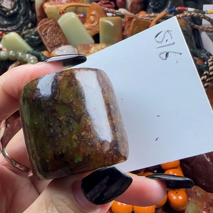 透闪石质玉未镶嵌珠宝奇石