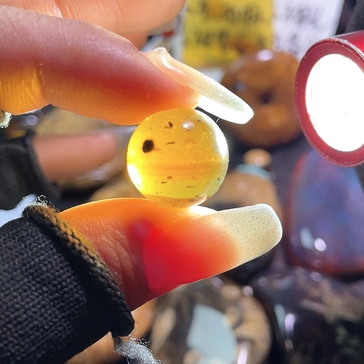 琥珀裸石未镶嵌？