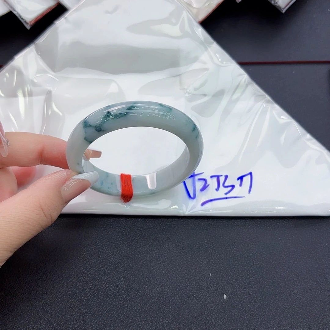 翡翠手镯未镶嵌手镯