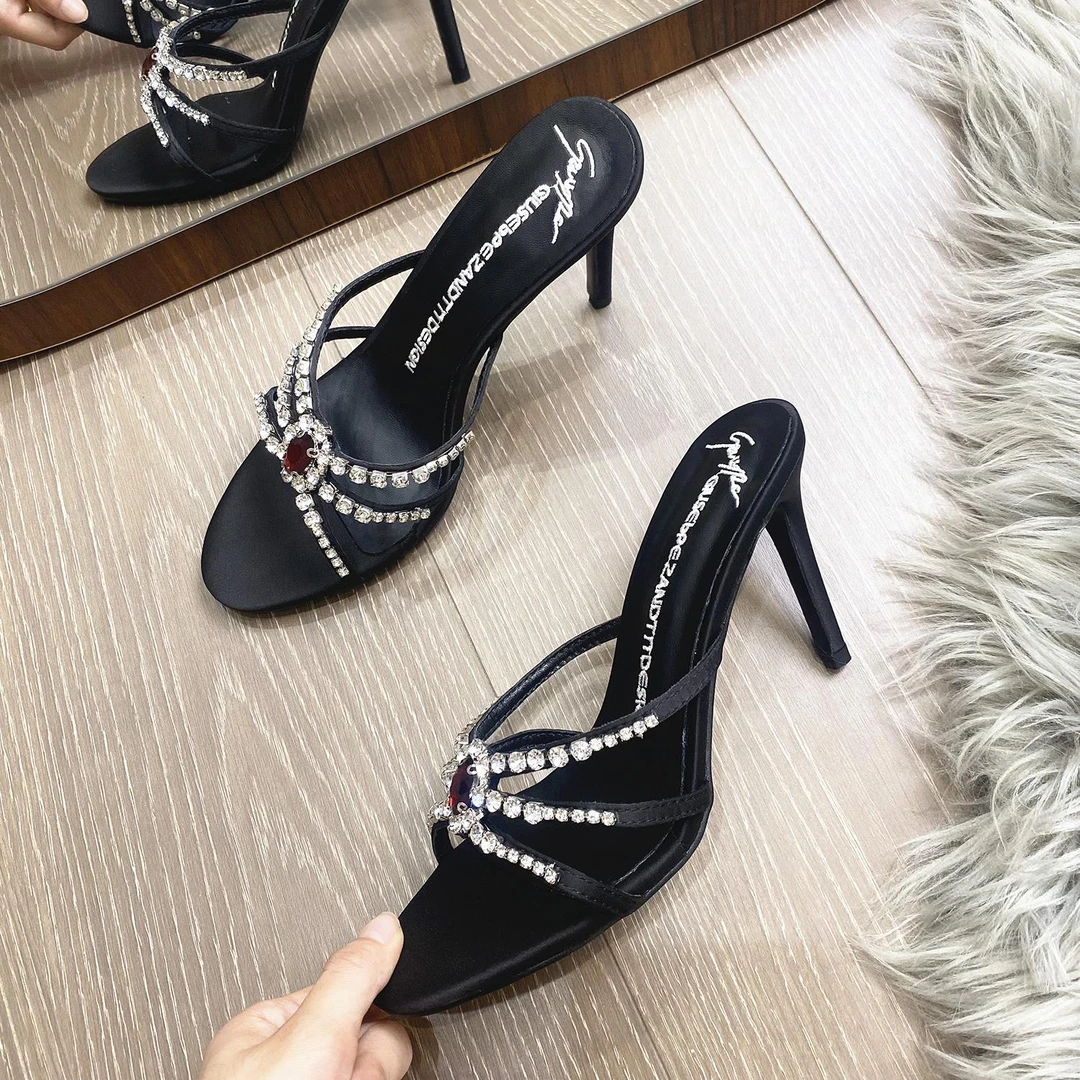 夏季新款设计感红宝石链条水钻凉拖鞋细跟通勤性感不累脚高跟鞋女