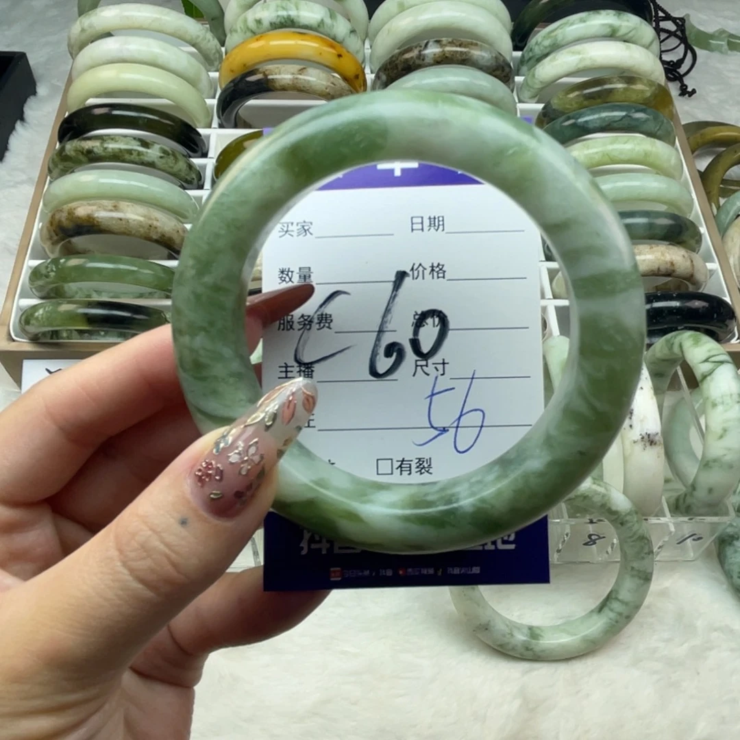 一***笑蛇纹石玉未镶嵌手镯