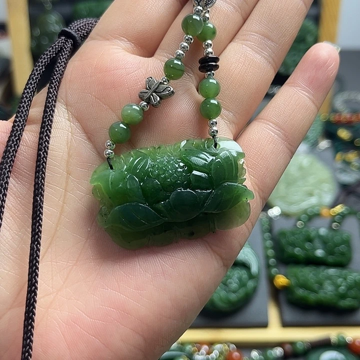 紫***人和田玉未镶嵌颈饰