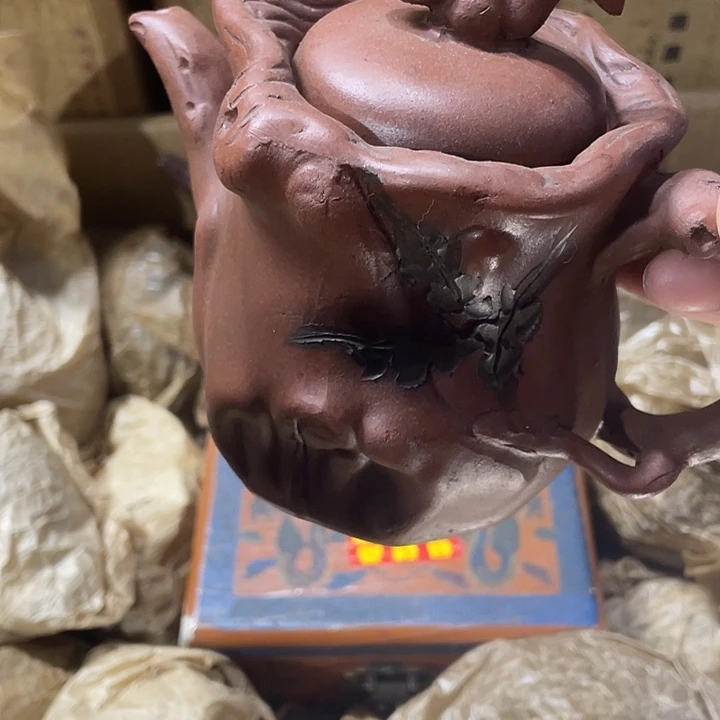 茶壶紫砂矿泥料手工制作的一把紫砂壶。