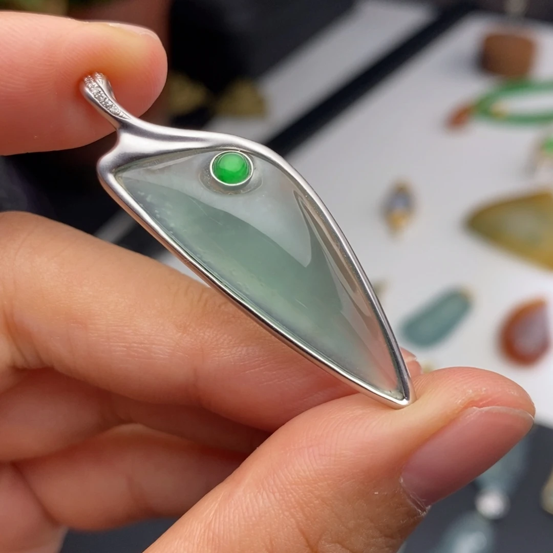 翡翠18K金镶嵌颈饰  吊坠