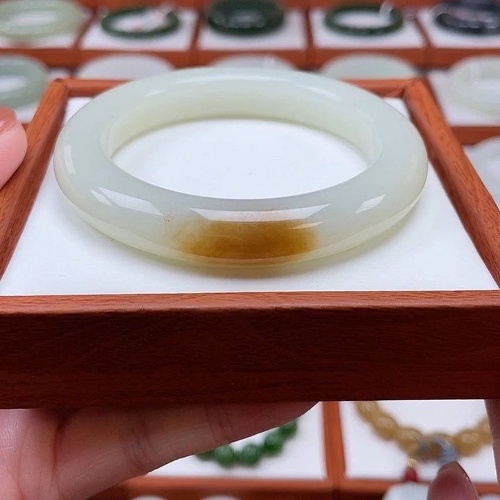 和田玉未镶嵌手镯