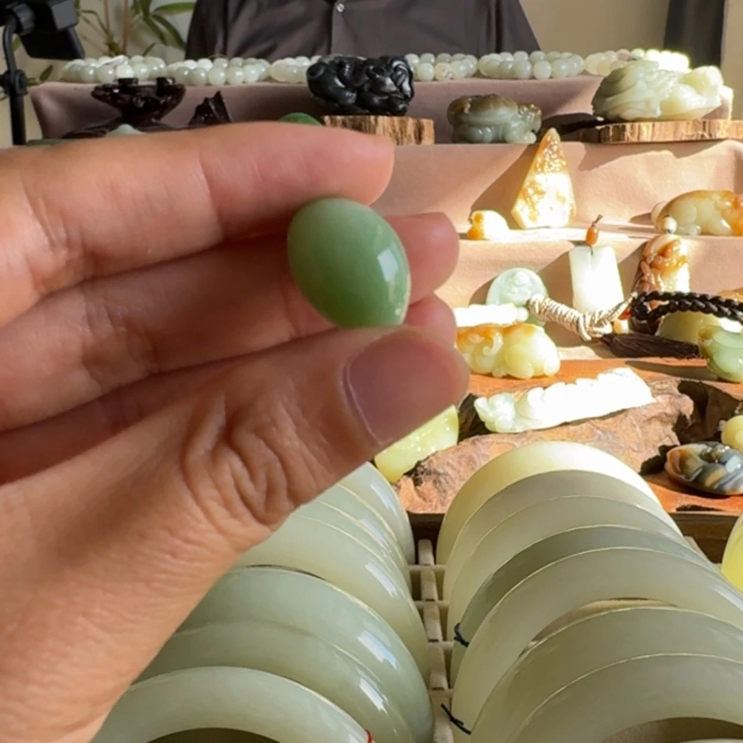 格***开颈饰未镶嵌和田玉（糖玉）