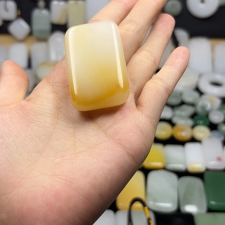 用***4石英质玉未镶嵌颈饰