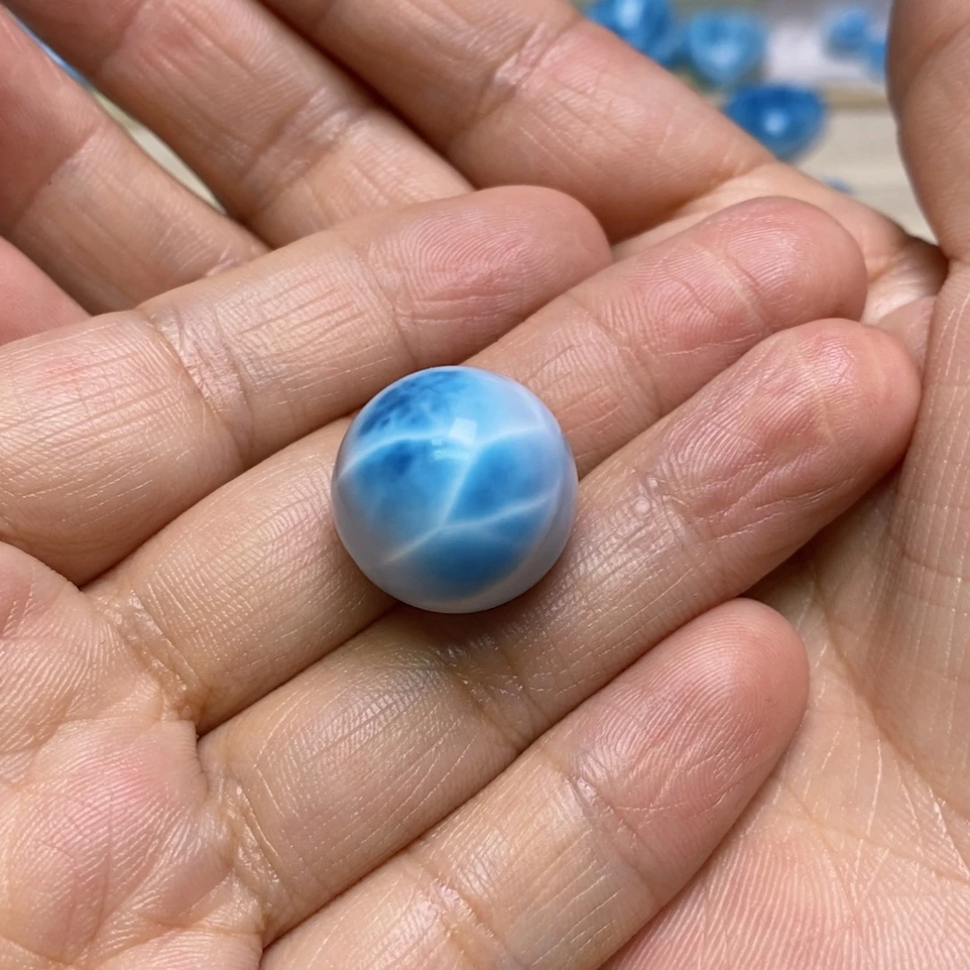 芳***儿针钠钙石（海纹石）未镶嵌颈饰