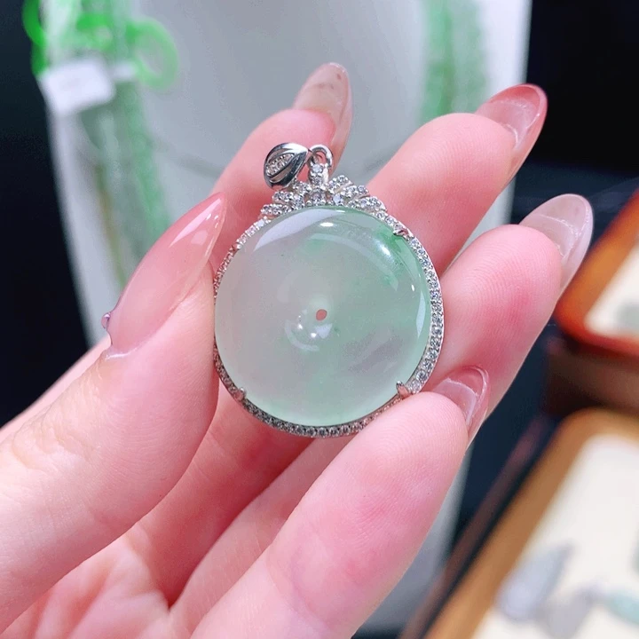 J***敏石英质玉（非洲翠）未镶嵌颈饰