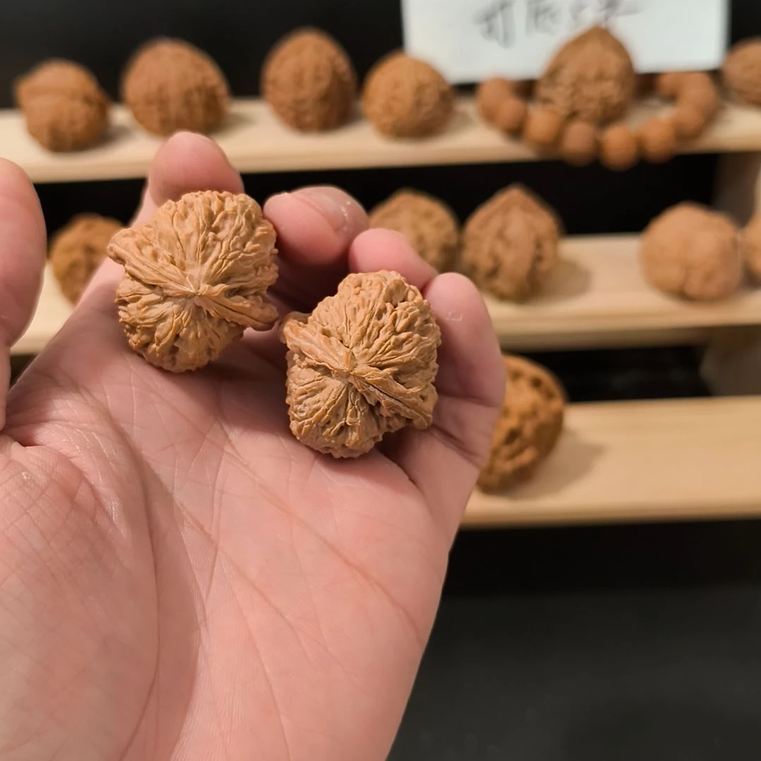 文玩核桃吊坠33角白