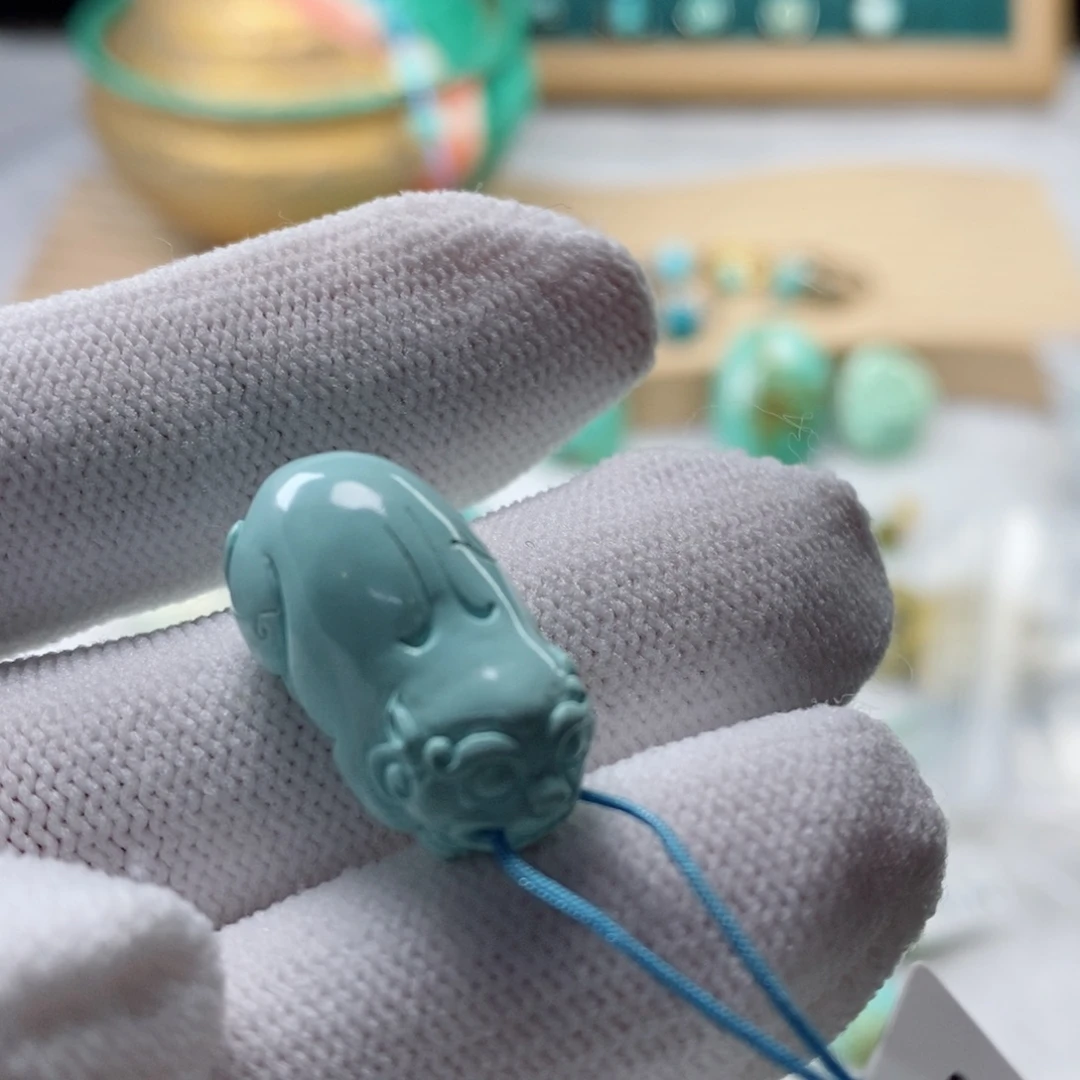 绿松石颈饰未镶嵌一****?