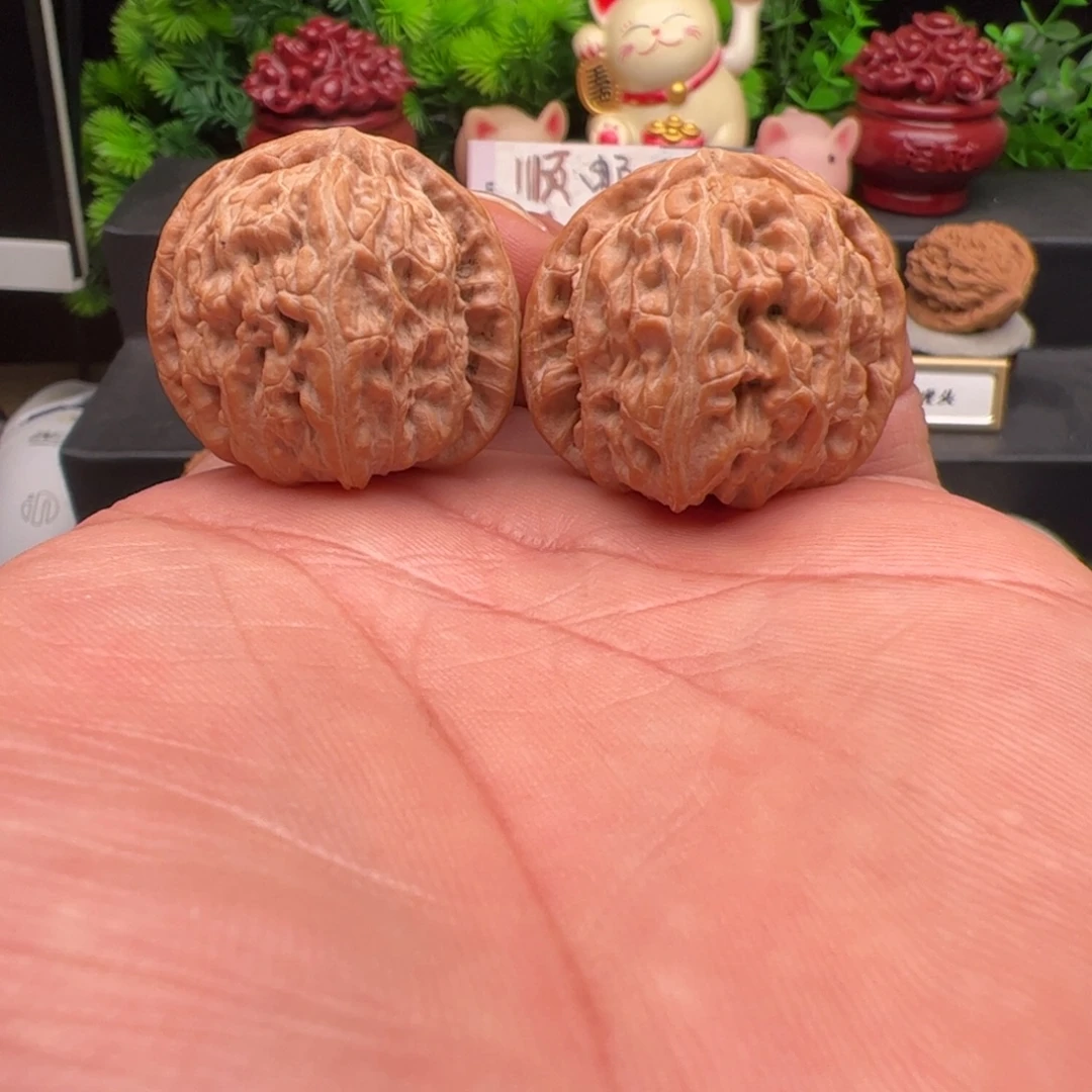 两***天把件文玩核桃山地白，尺寸34