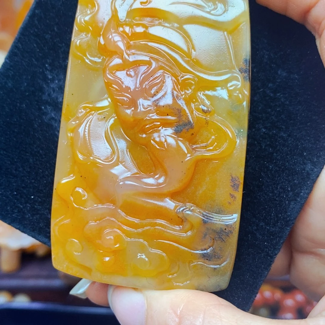 未镶嵌石英质玉（黄龙玉）颈饰
