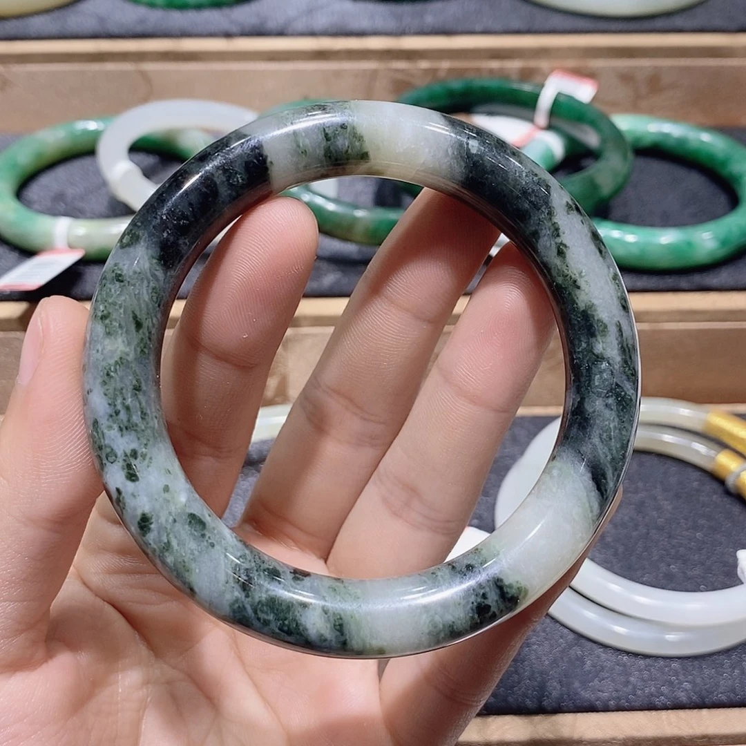 独山玉未镶嵌手镯