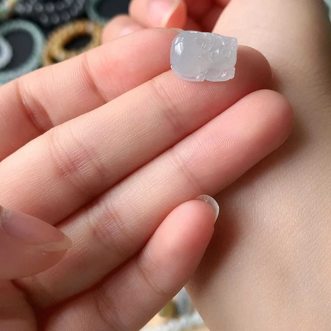 翡翠未镶嵌颈饰貔貅