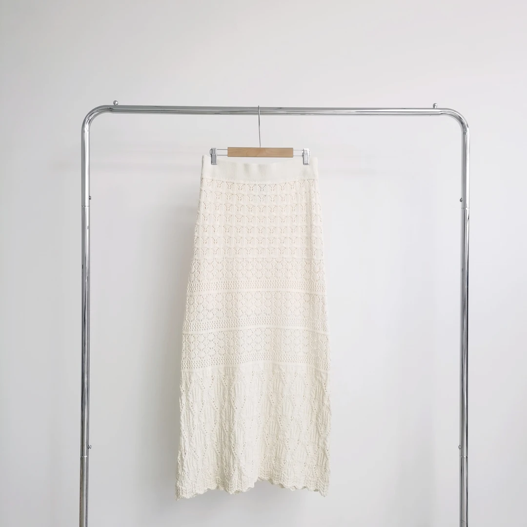 A232 米白色镂空拼接长款半身裙