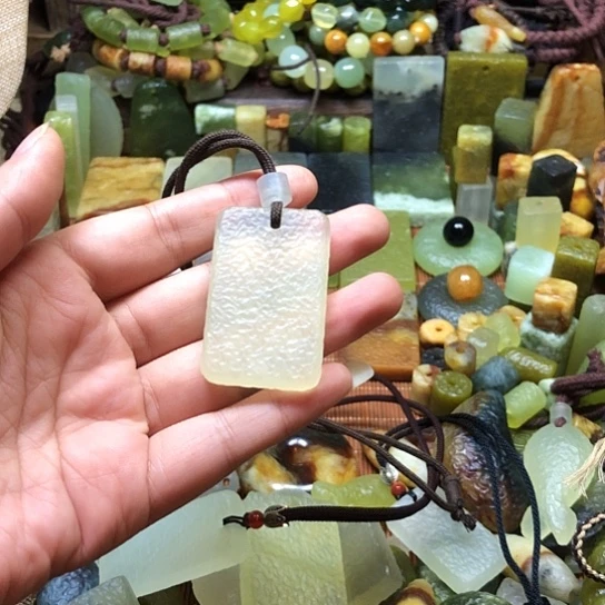 未镶嵌岫玉吊坠有瑕大*