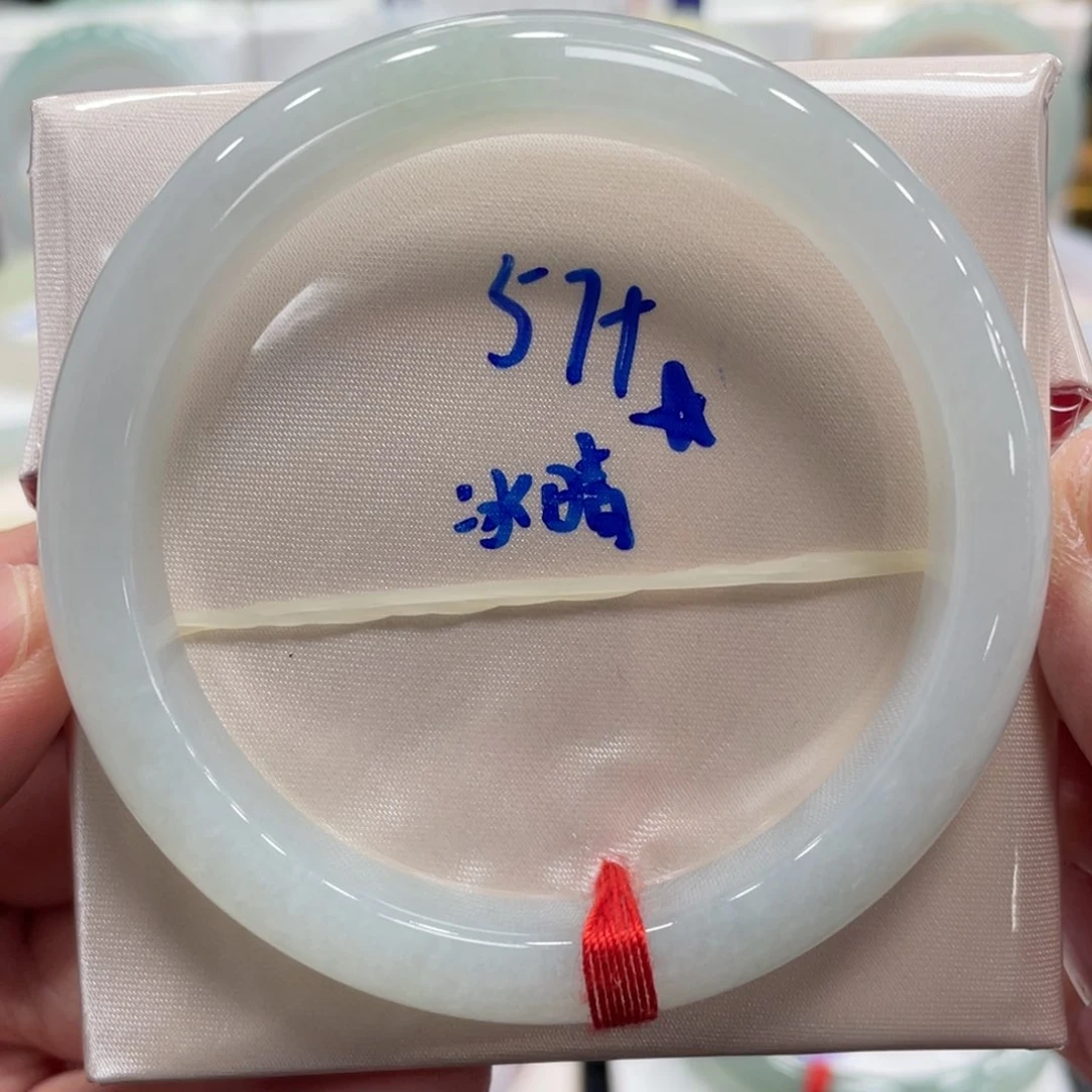 翡翠手镯未镶嵌翡翠