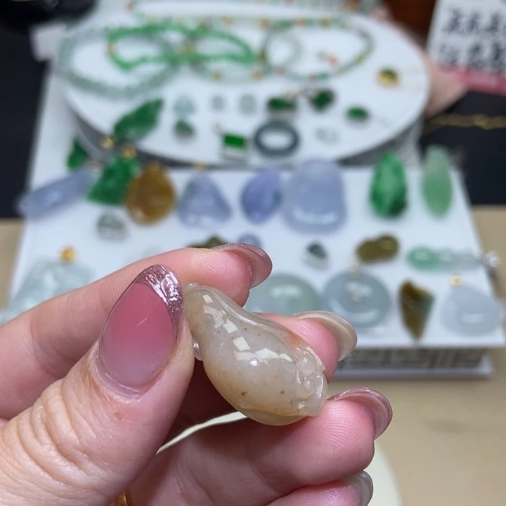 颈饰未镶嵌翡翠玉兰花