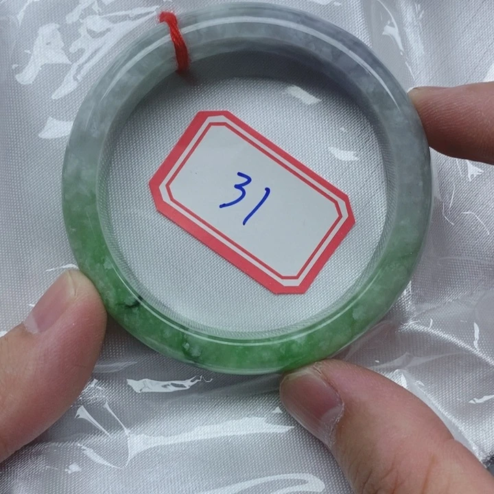 翡翠手镯未镶嵌樱***?