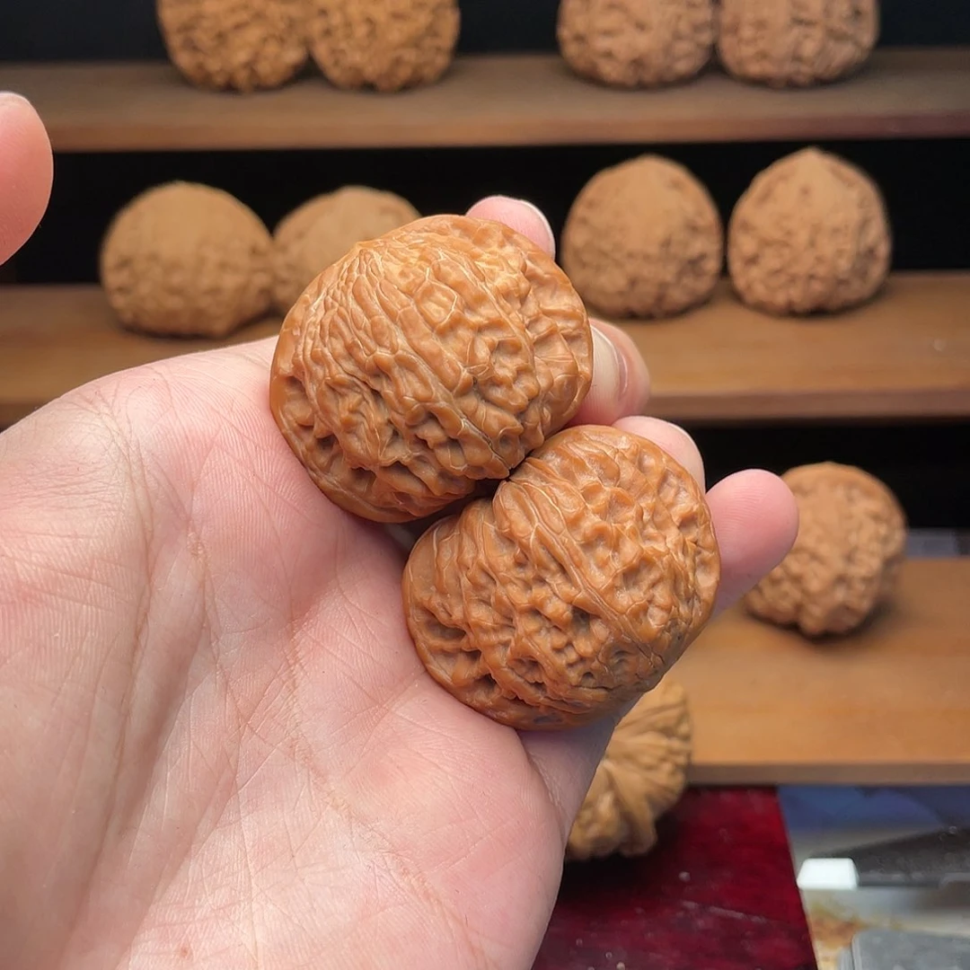 文玩核桃把件40山地精配红皮正磨