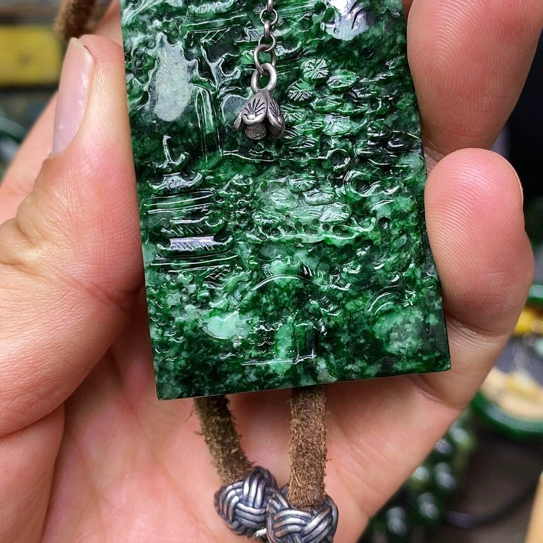 翡翠未镶嵌颈饰滢*芳漂亮美眉