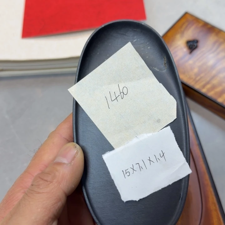 小****歙砚，砚台一方。金星