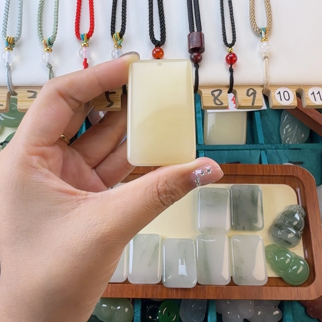 石英质玉未镶嵌颈饰