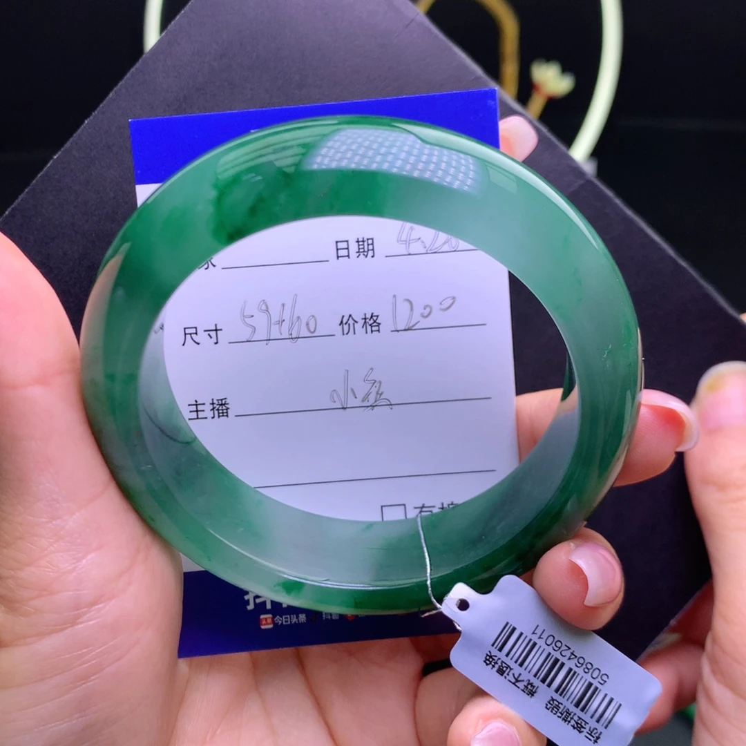 石英质玉手镯未镶嵌是***_