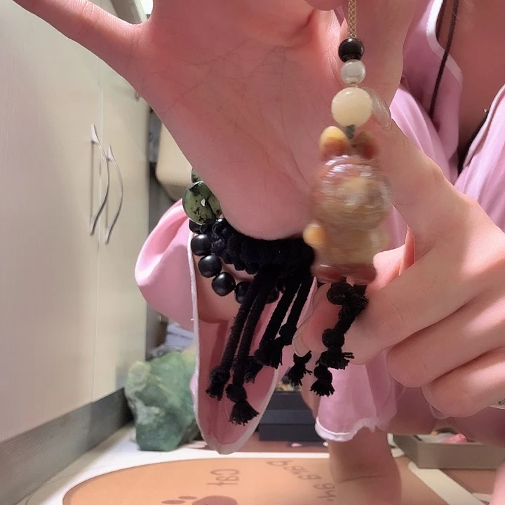 岫玉未镶嵌拉布布钥匙链