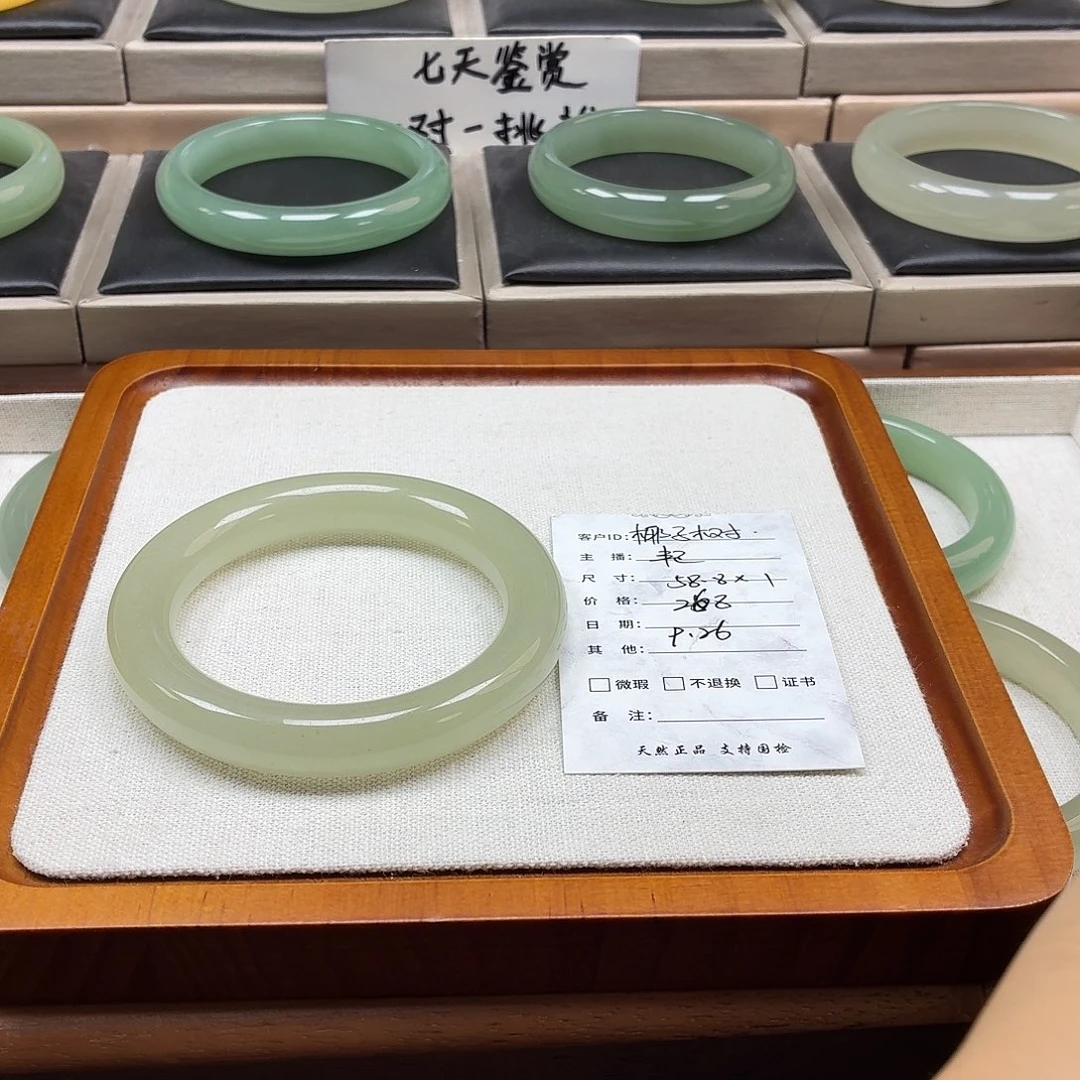 椰****石英质玉未镶嵌手镯