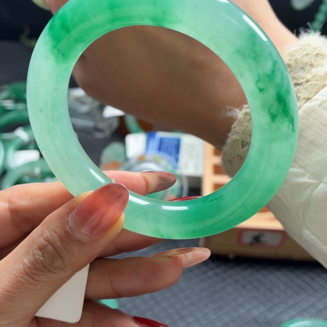 小***觉石英质玉未镶嵌手镯