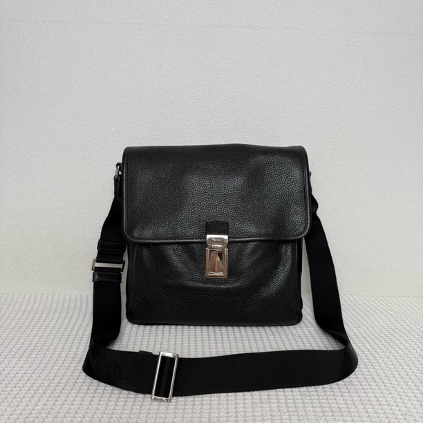 99新 Prada/普拉达  97新/5959男士时尚真皮荔枝纹单扣邮差包