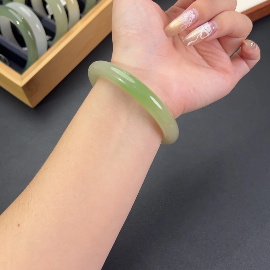 和田玉未镶嵌手镯