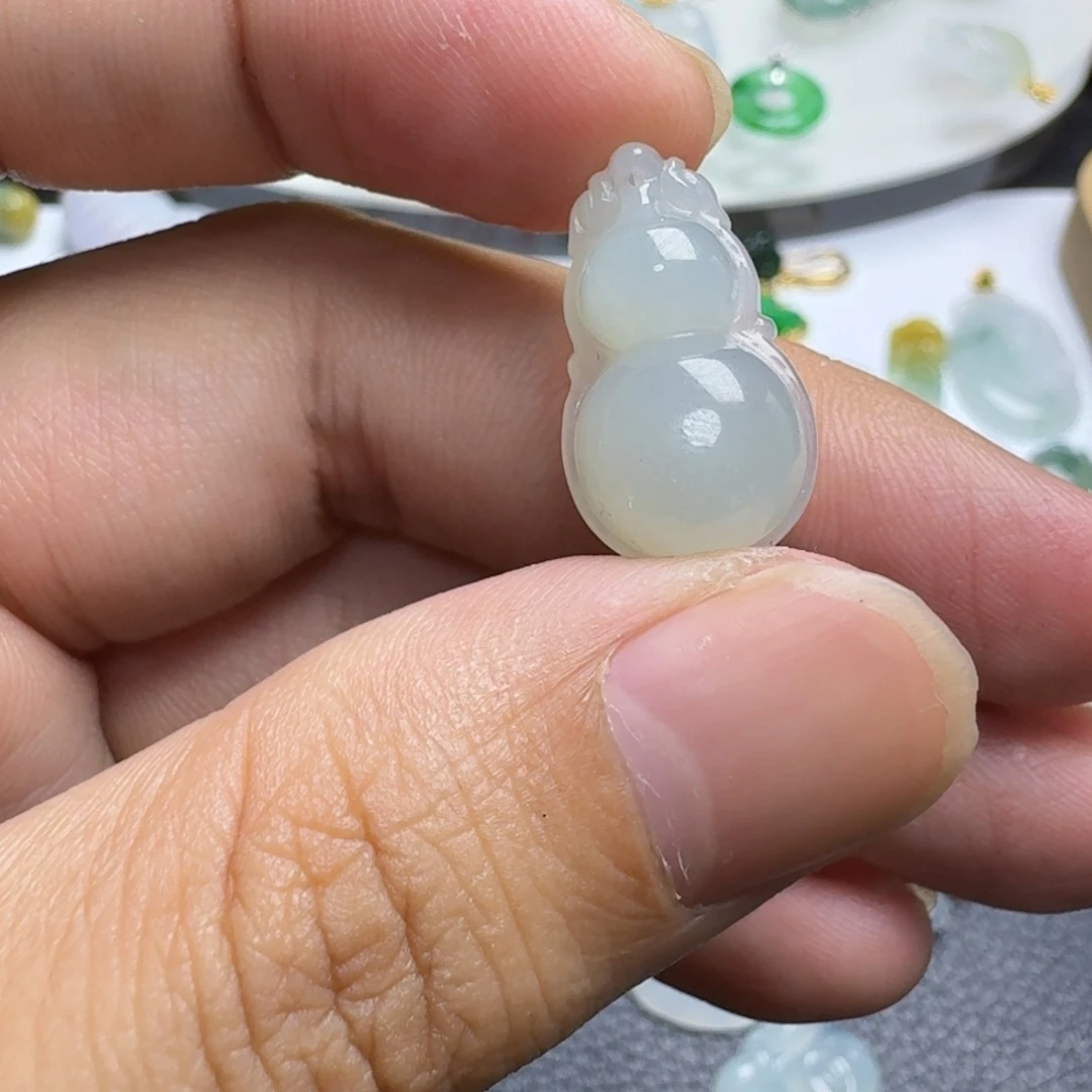 翡翠未镶嵌颈饰葫芦