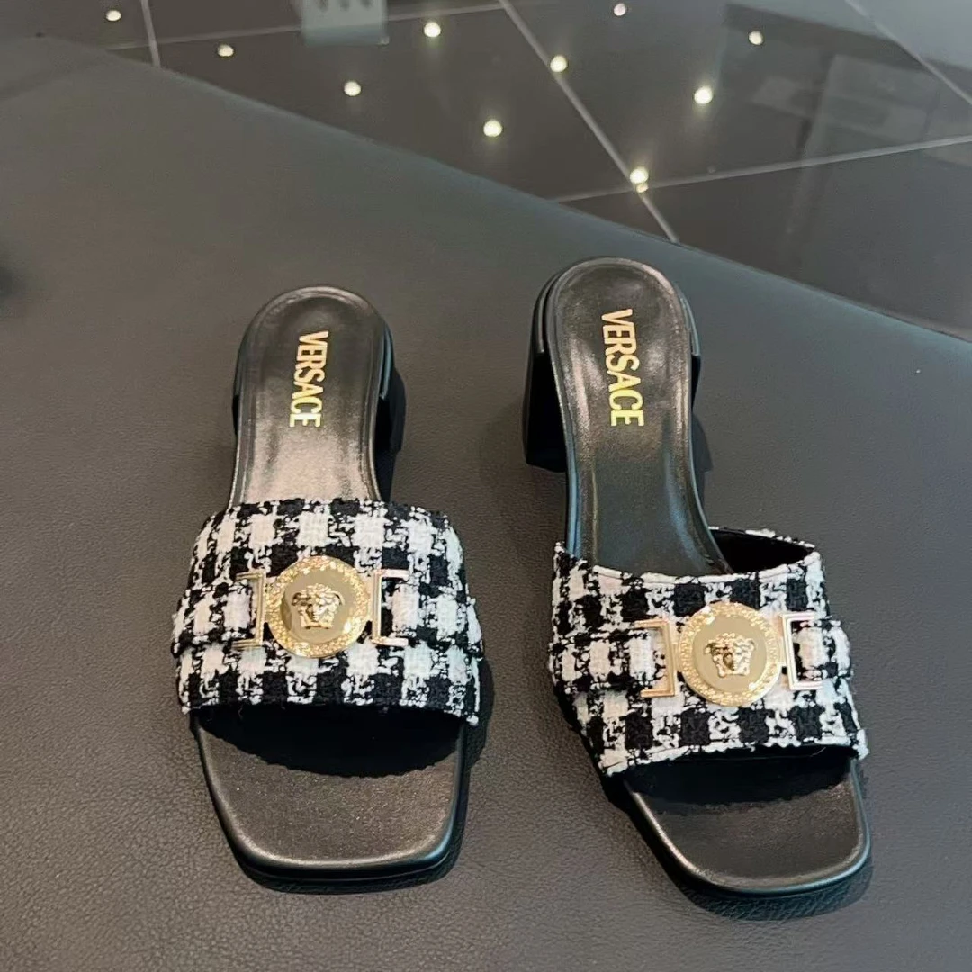未使用 VERSACE/范思哲 女鞋美杜莎金扣小香风格纹凉拖