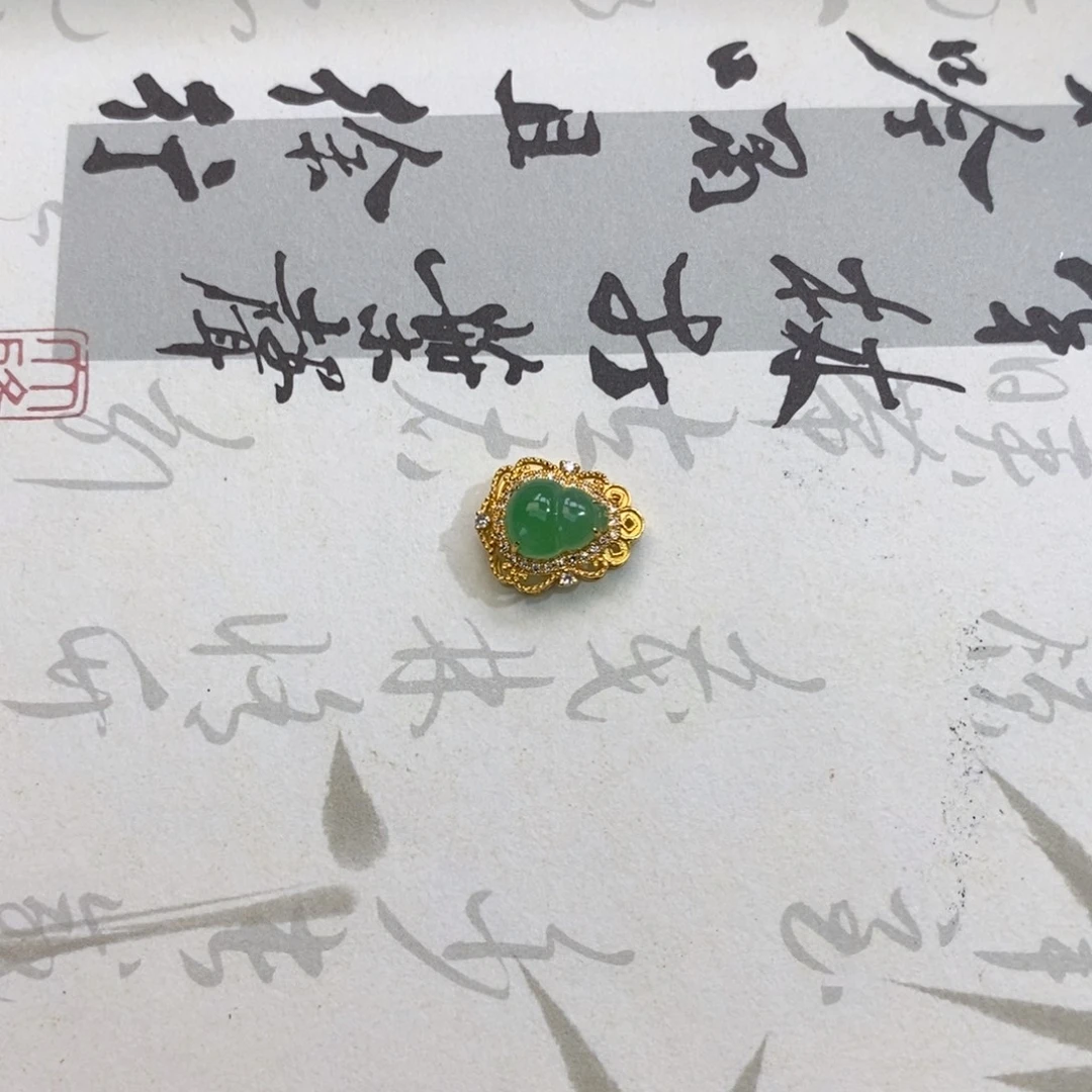 芹***翡翠18K金镶嵌颈饰翡翠