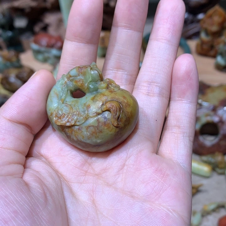 未镶嵌岫岩河磨玉（透闪石质玉）挂件