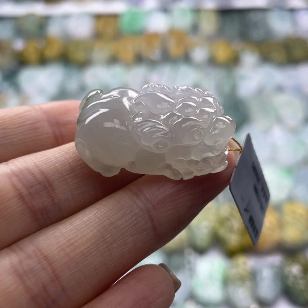 翡翠未镶嵌颈饰貔貅