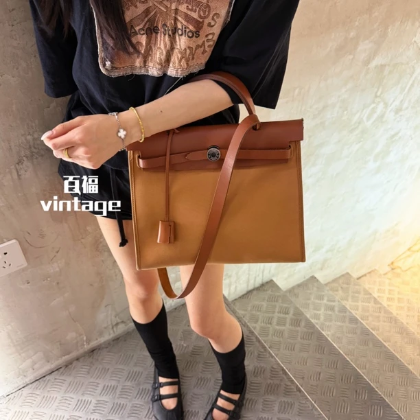95新 Hermes/爱马仕 朝花奢品/沙丘色拼马鞍棕herbag31斜挎包Z刻