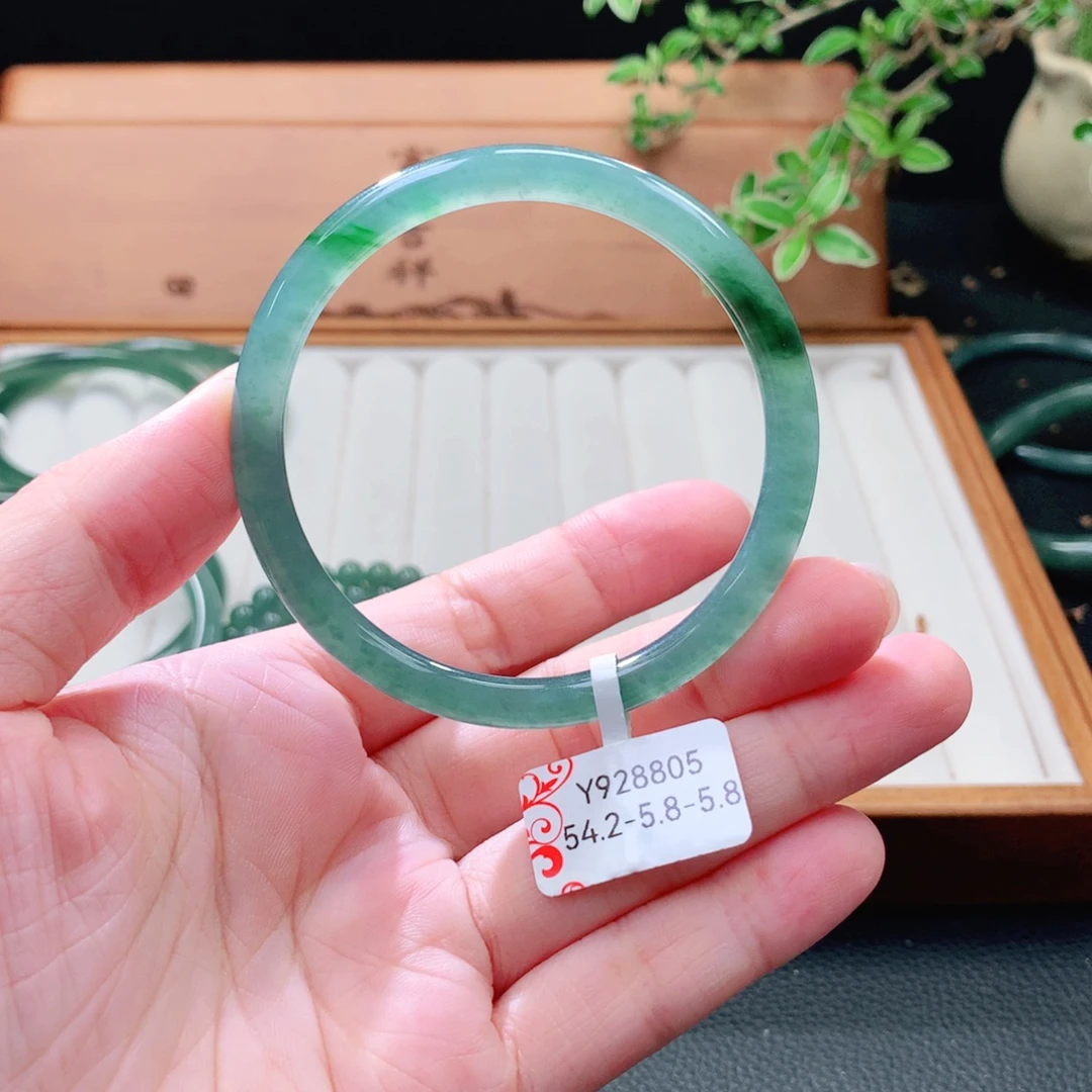 翡翠未镶嵌手镯（圆镯）