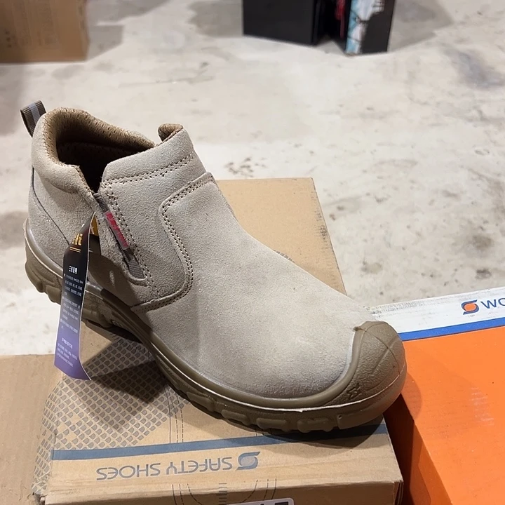 编码015号。41码防砸防刺劳保鞋