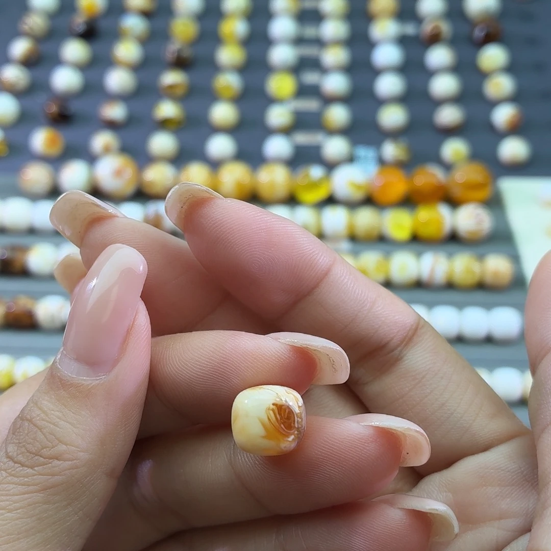 琥珀未镶嵌裸石10.7