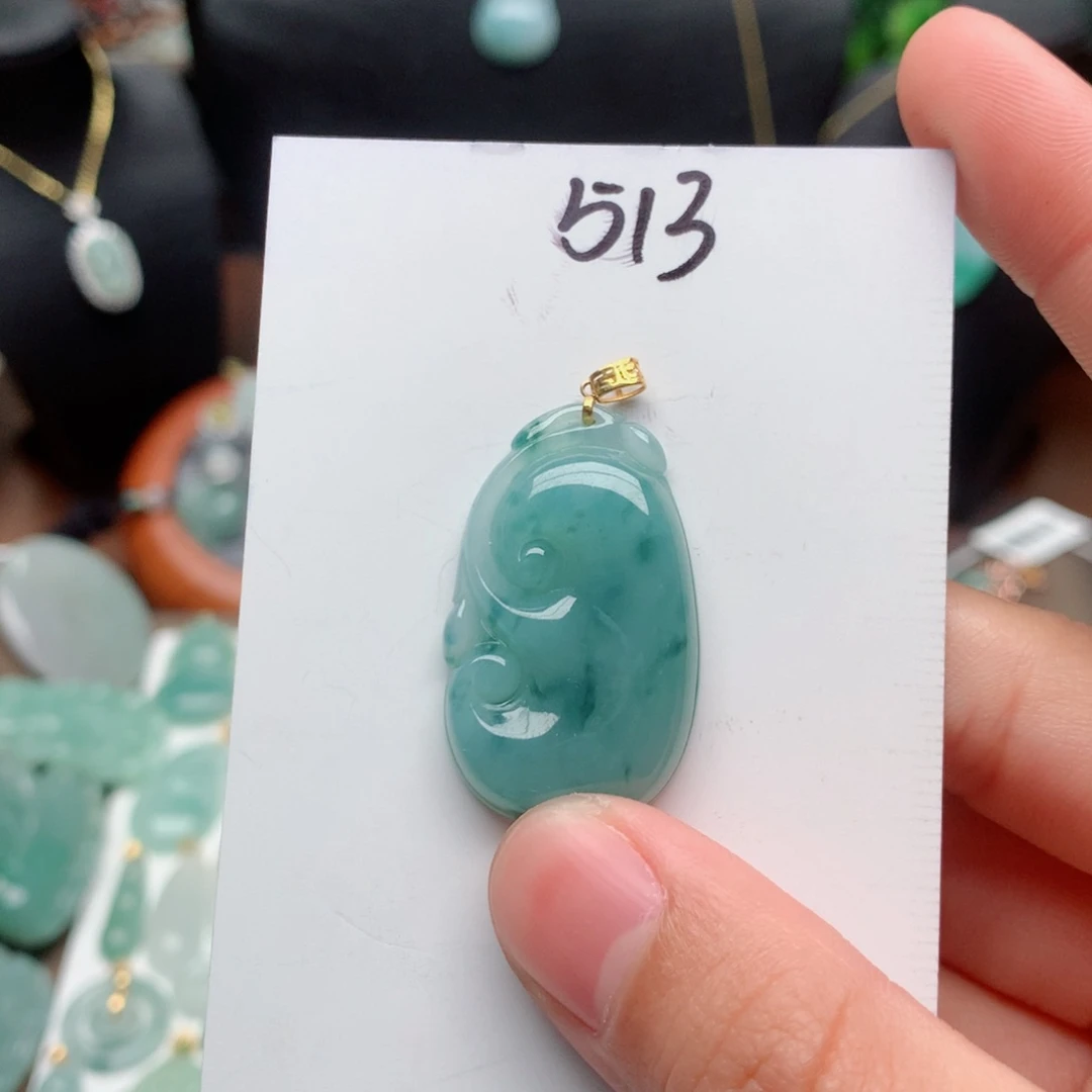 翡翠颈饰18K金镶嵌向****笑吊坠