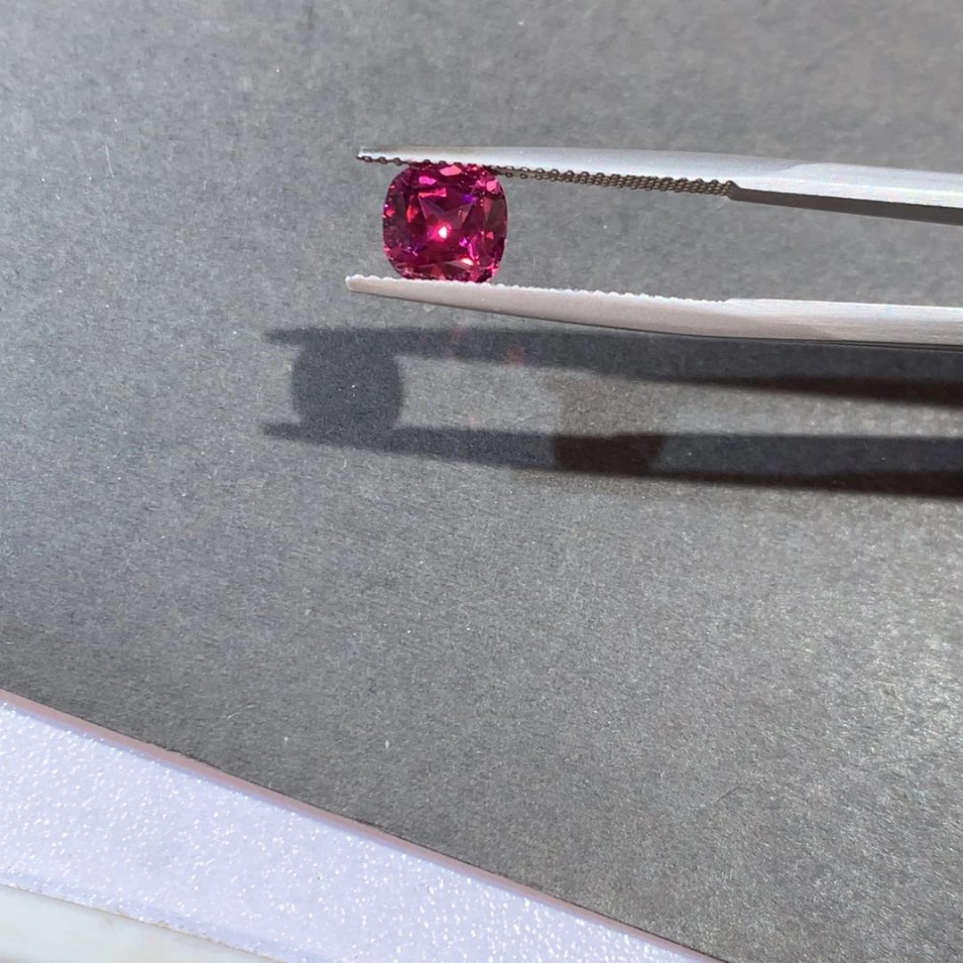 裸石未镶嵌石榴石（紫牙乌）2克拉