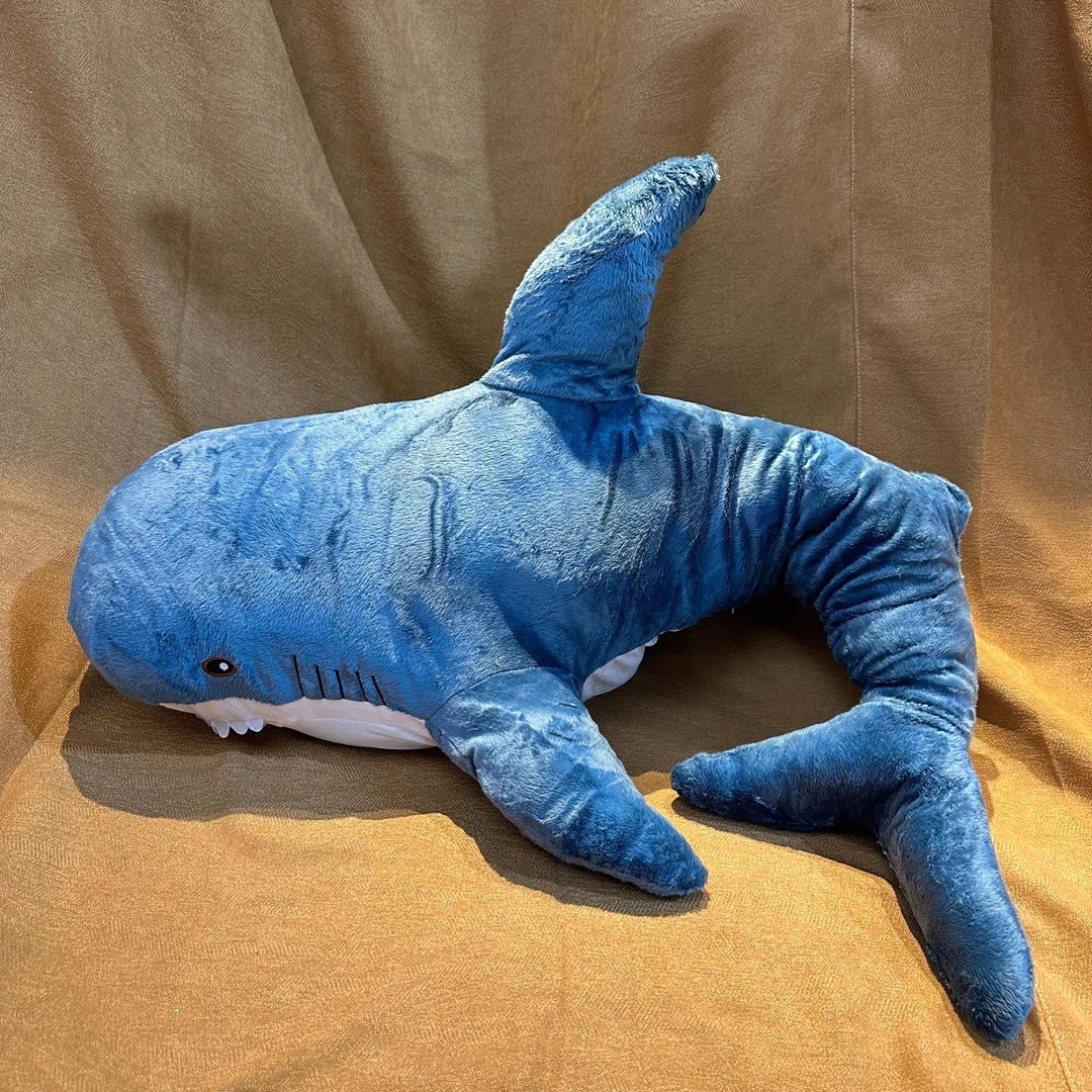 鲨鱼啊呜送巨齿鲨玩具沙发毛绒玩具新款公仔抱枕睡觉长条