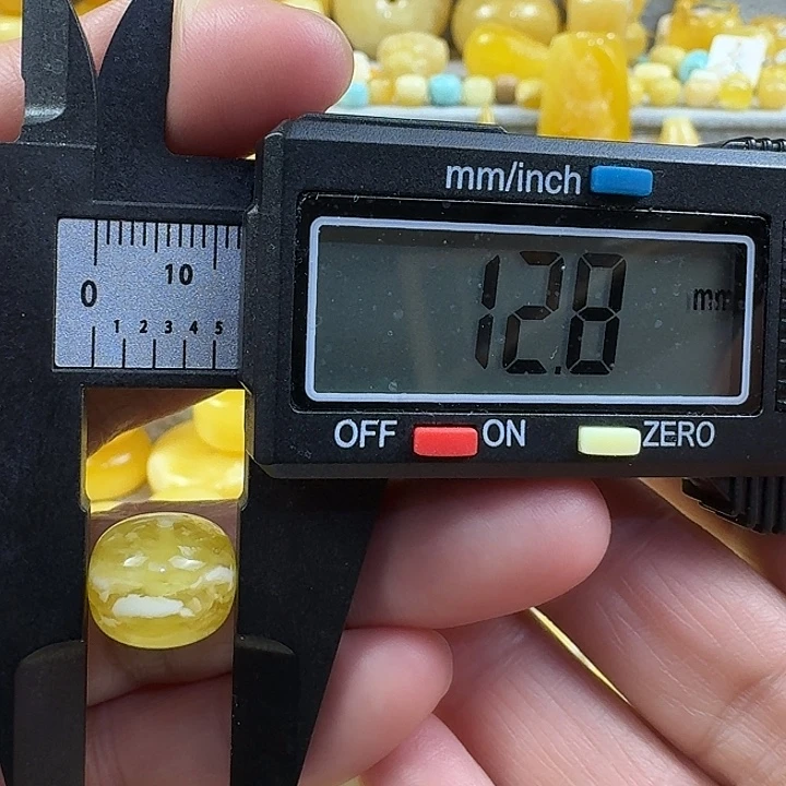 贾***博蜜蜡未镶嵌裸石28