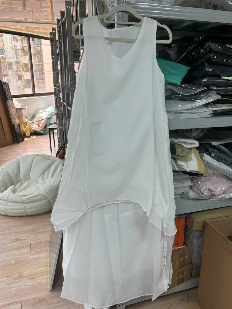 白色无袖套装两件套
