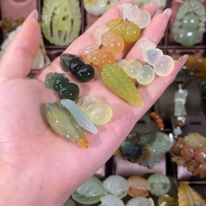 蛇纹石玉合金颈饰随机发