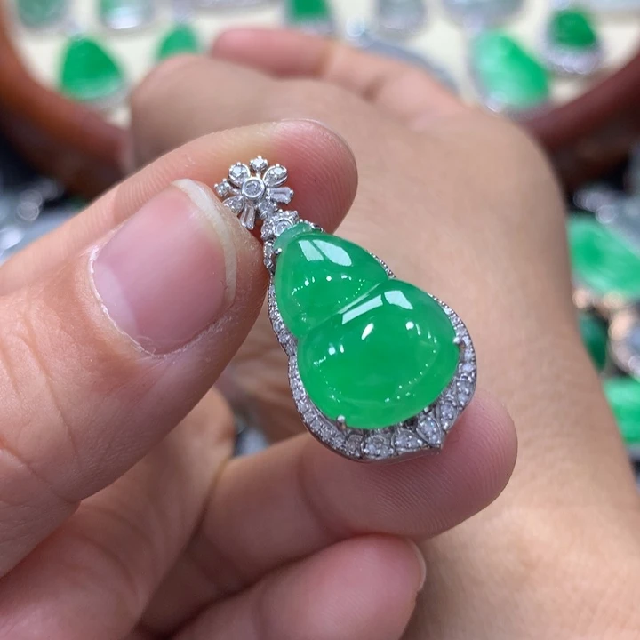 翡翠吊坠(不含链)18K金镶嵌